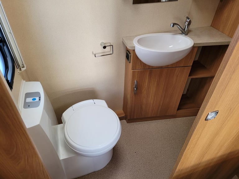 Swift Challenger Sport 584 2013 Single Axle 4 Berth - Motor Mover, Island Bed