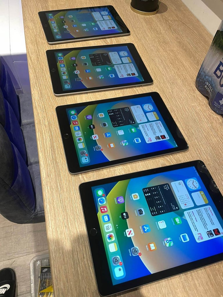 Apple Ipad 256Gb WiFi + Cellular 10.5" Space Grey  - 18.7 1 iOS Sep 2025 - Boxed and Charger