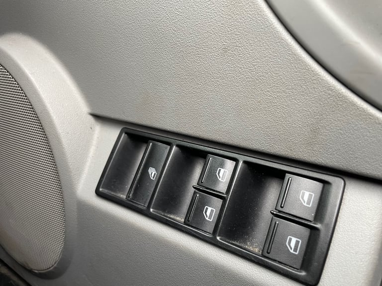 VW BEETLE 1.6 CONVERTIBLE 04 REG BLUE 2 DOOR 12 MONTHS MOT SERVICE HISTORY LOW INSURANCE