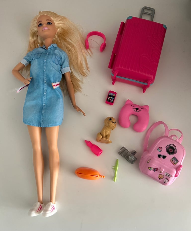 Barbie portable house and dolls bundle