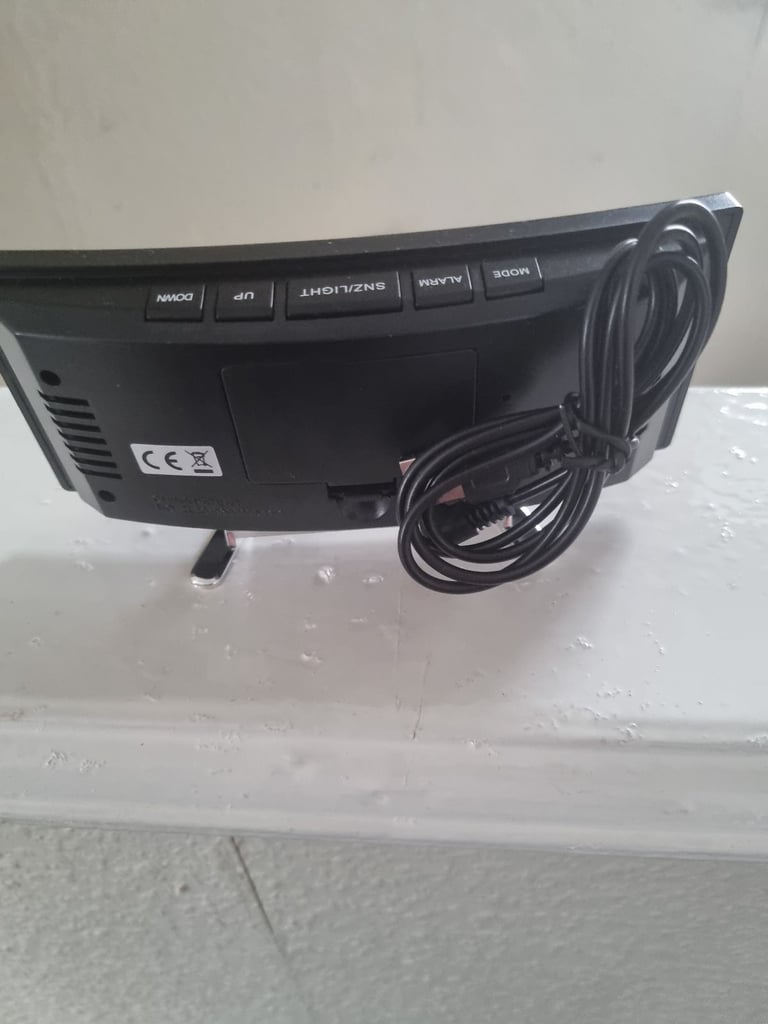 NEVER USED IT. LED ALARM CLOCK WITH TEMPTURE ON 