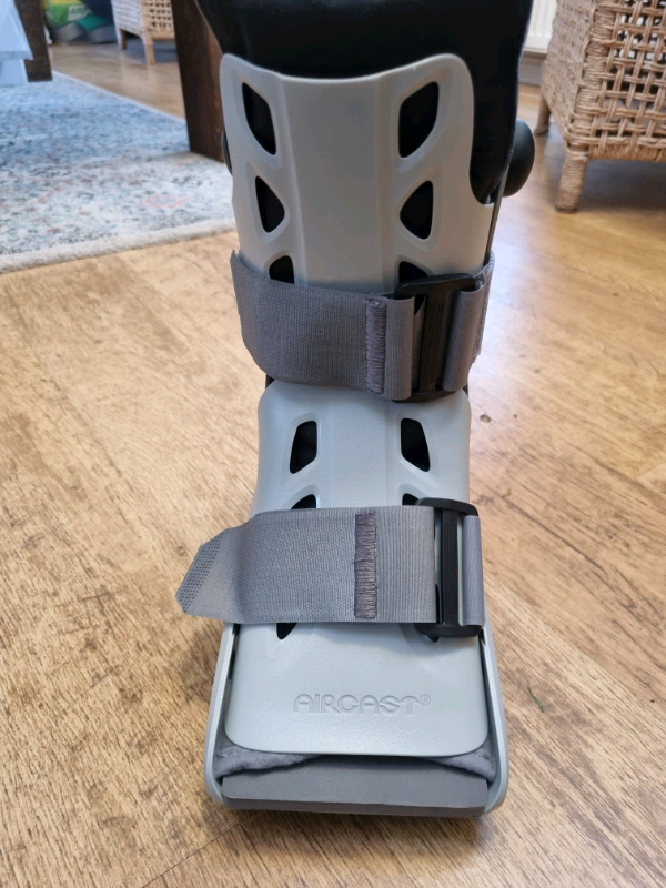 Aircast Airselect Short Boot.size med 8 / 9. Like new.