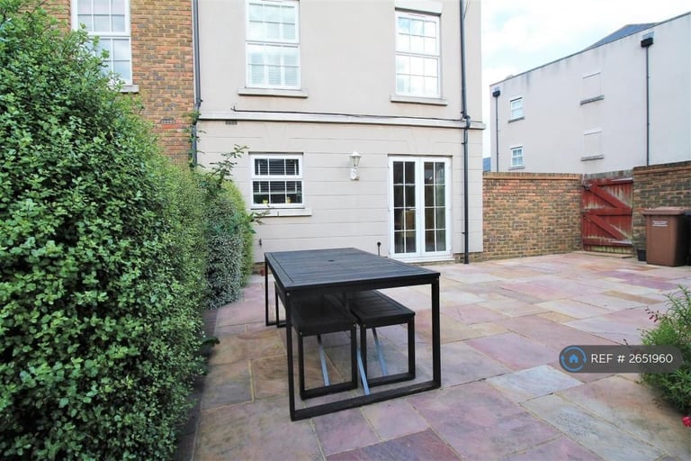 4 bedroom house in Park Cliff Road, Greenhithe, DA9 (4 bed) (#2651960)