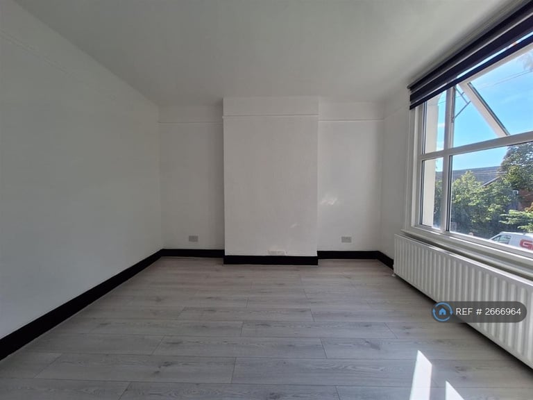 3 bedroom flat in St. Lukes Road, Maidstone, ME14 (3 bed) (#2666964)