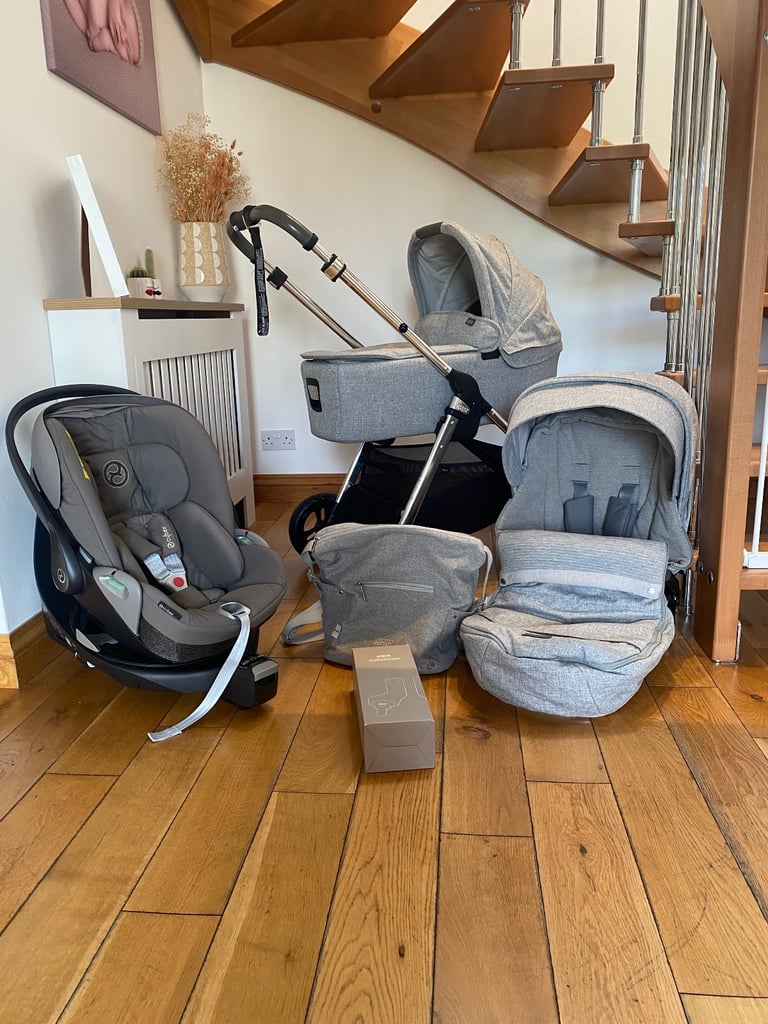 image for Mamas and Papas Pram and Cybex isofix carseat