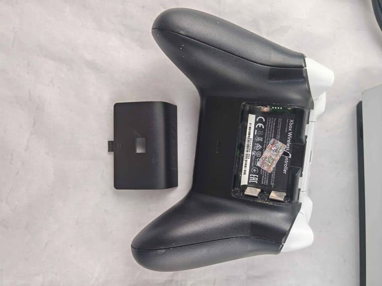 Xbox one S 1TB white 🤍 🐻‍❄️ + controller 🎮 + hdmi cable+ game 🎯