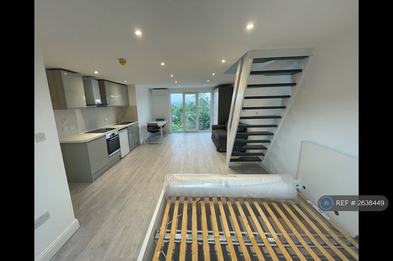 image for Studio flat in Wycombe Gardens, London, NW11 (#2638449)