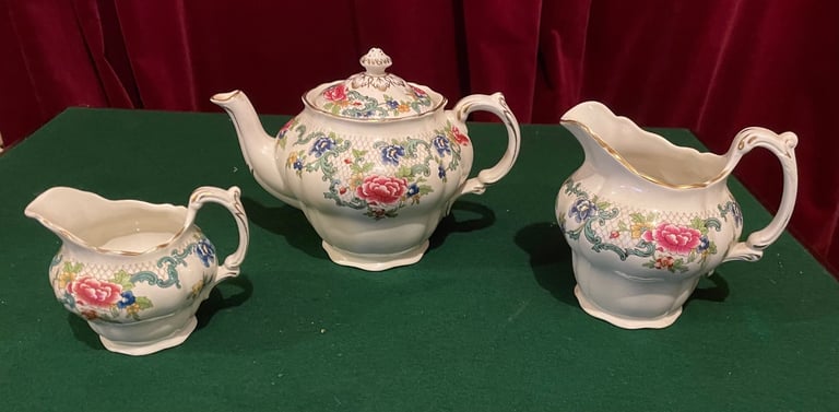 Tea pot & Jugs ( Booth Floradora )