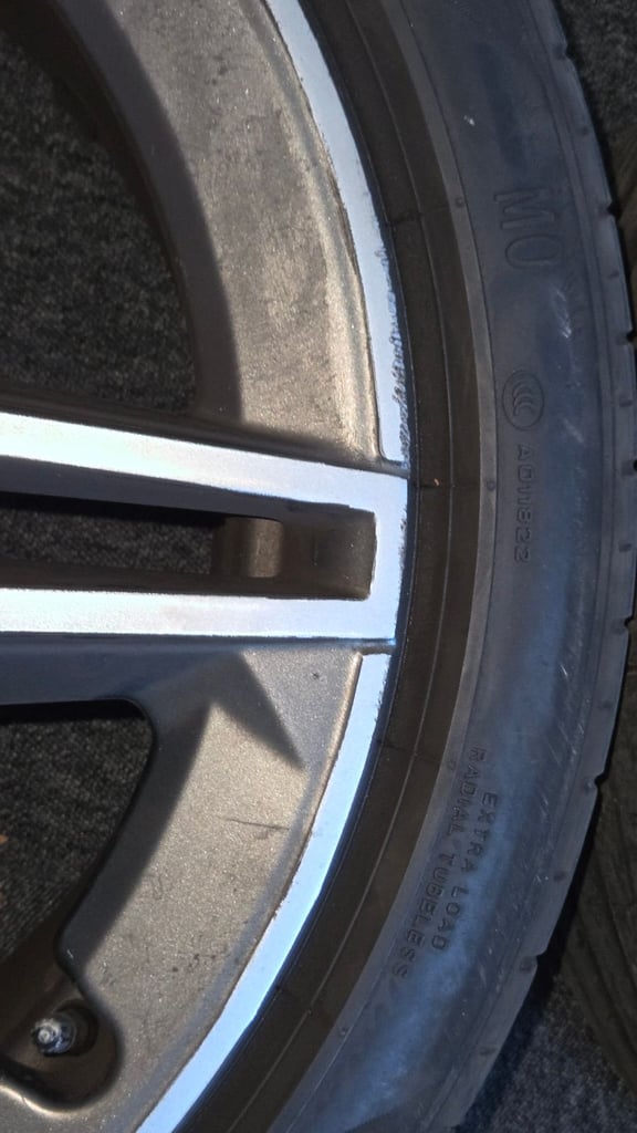 Mercedes Genuine 19 Inch 5 spoke alloy wheels and tyre
