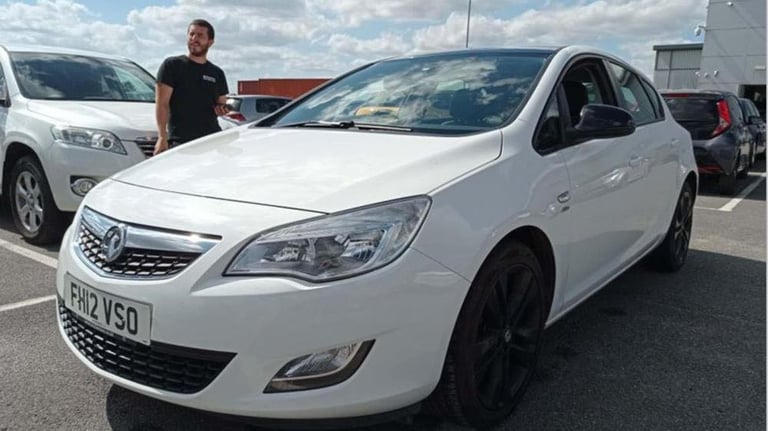 Vauxhall, ASTRA, Hatchback, 2012, Manual, 1598 (cc),5 doors - Image 2