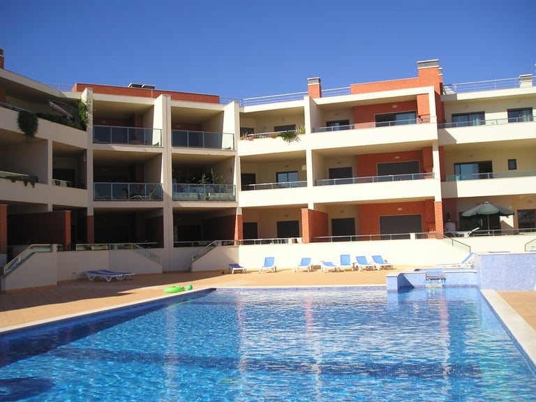 WESTERN ALGARVE, MEIA PRAIA APARTMENT, HOLIDAY HOME FOR RENT OVERLOOKING POOL