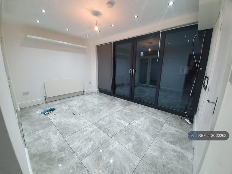 2 bedroom flat in London, London, N9 (2 bed) (#2602262)