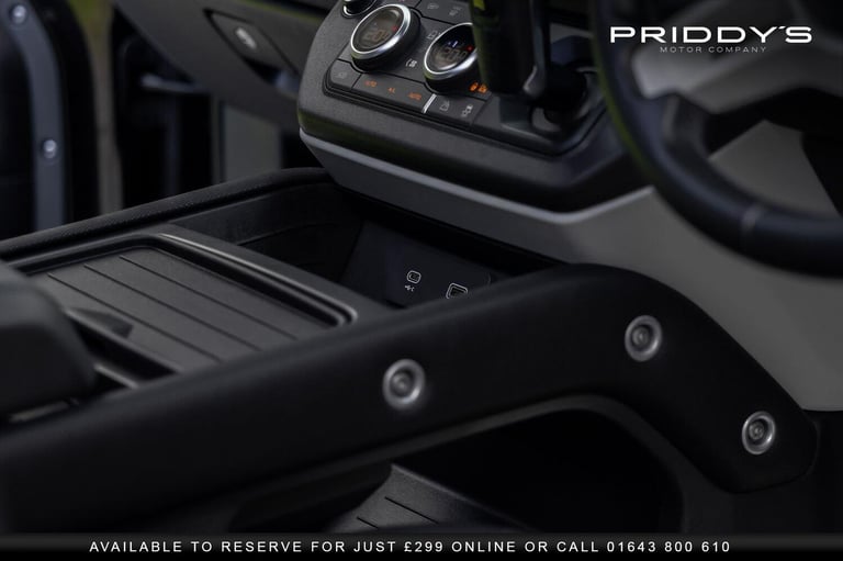 LAND ROVER DEFENDER 90 2.0 P300 X-Dynamic HSE - Amazing spec. Massive presence.