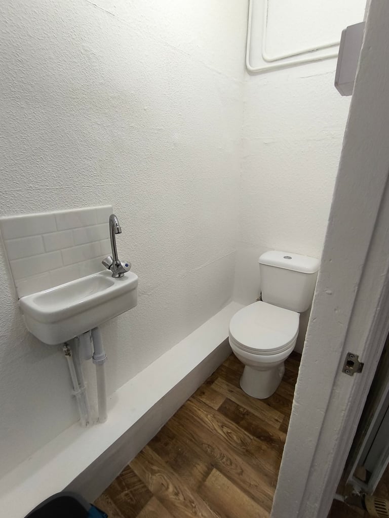 Newly Refurbished 2-Bedroom Terraced House To Let – Modern Living in Middleton!