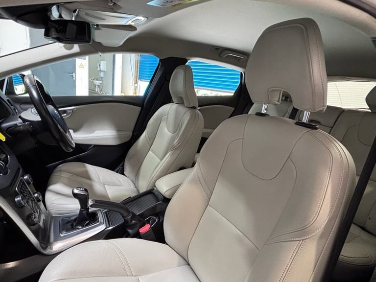 2016 16 VOLVO V40 2.0 D2 SE LUX HATCHBACK 5DR DIESEL MANUAL EURO 6 (S/S) (120 PS