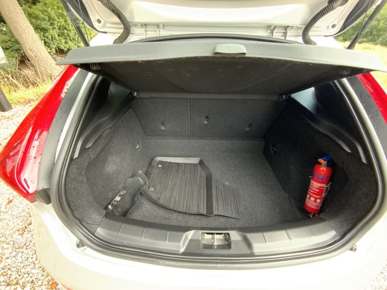 2014 Volvo V40 1.6 D2 SE Lux Nav Hatchback 5dr Diesel Manual Euro 5 (s/s) (115 ps) Hatchback Dies...