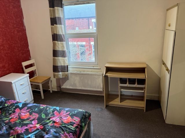 Cosy double room close to center and University. Starts from £135p/w