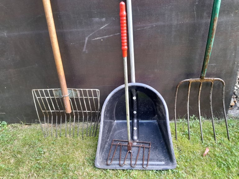 STABLE MUCKING OUT FORKS + SCOOP.. L@@K !