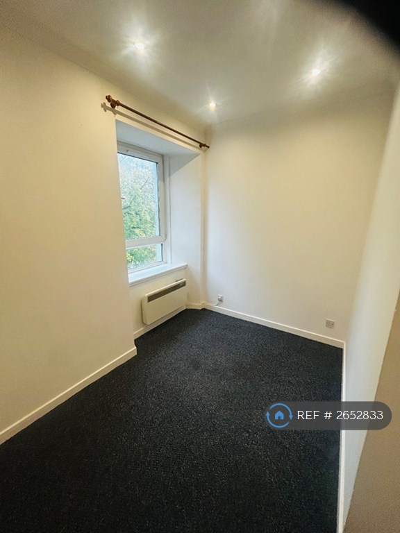 1 bedroom flat in Luggiebank Road, Kirkintilloch, Glasgow, G66 (1 bed) (#2652833)