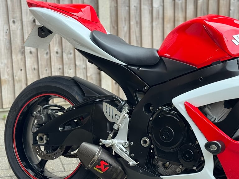 SUZUKI GSXR 600 K7 2007 (07) SUPER SPORT + 14,000 MILES + AKRAPOVIC 