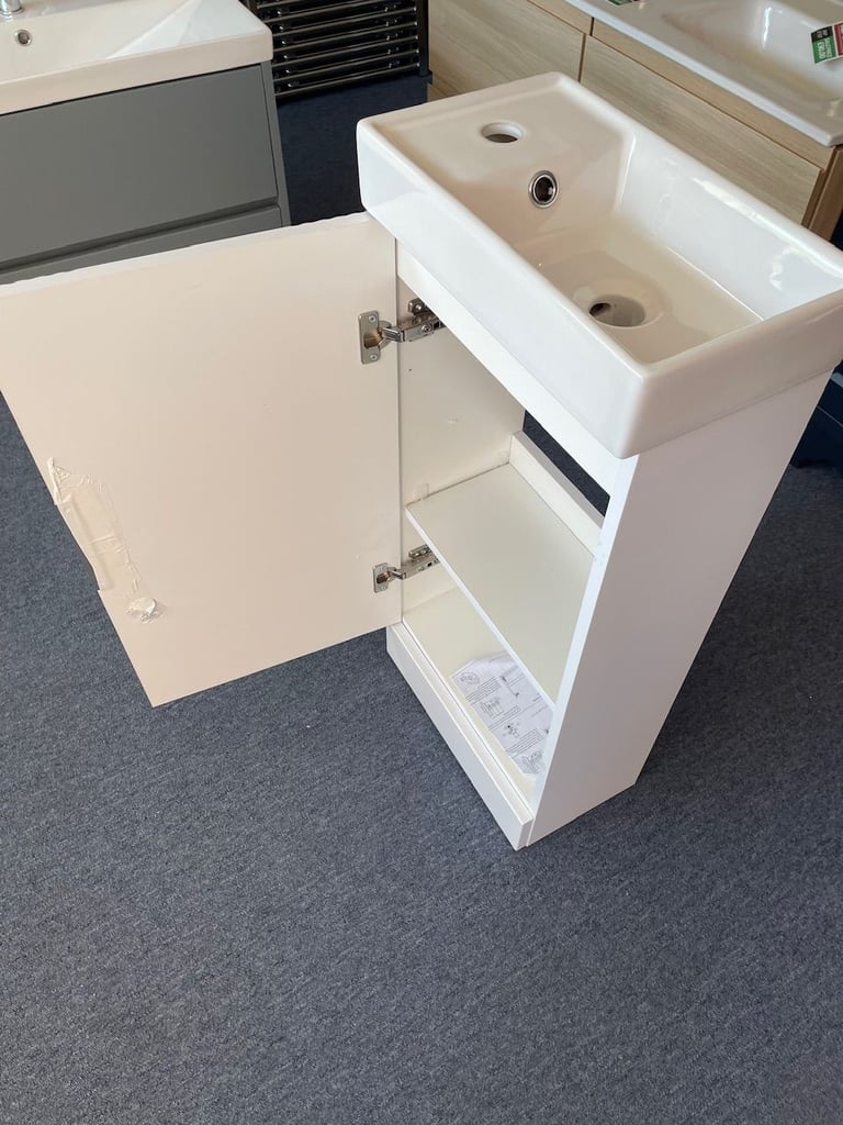 Deco vanity unit and basin