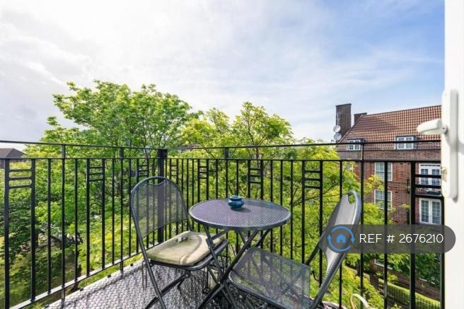 3 bedroom flat in Forster Road, London, SW2 (3 bed) (#2676210)