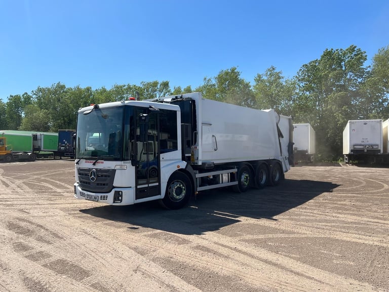 Mercedes-Benz ECONIC 3235 8X4 REFUSE TRUCK....66,300 KM ONLY