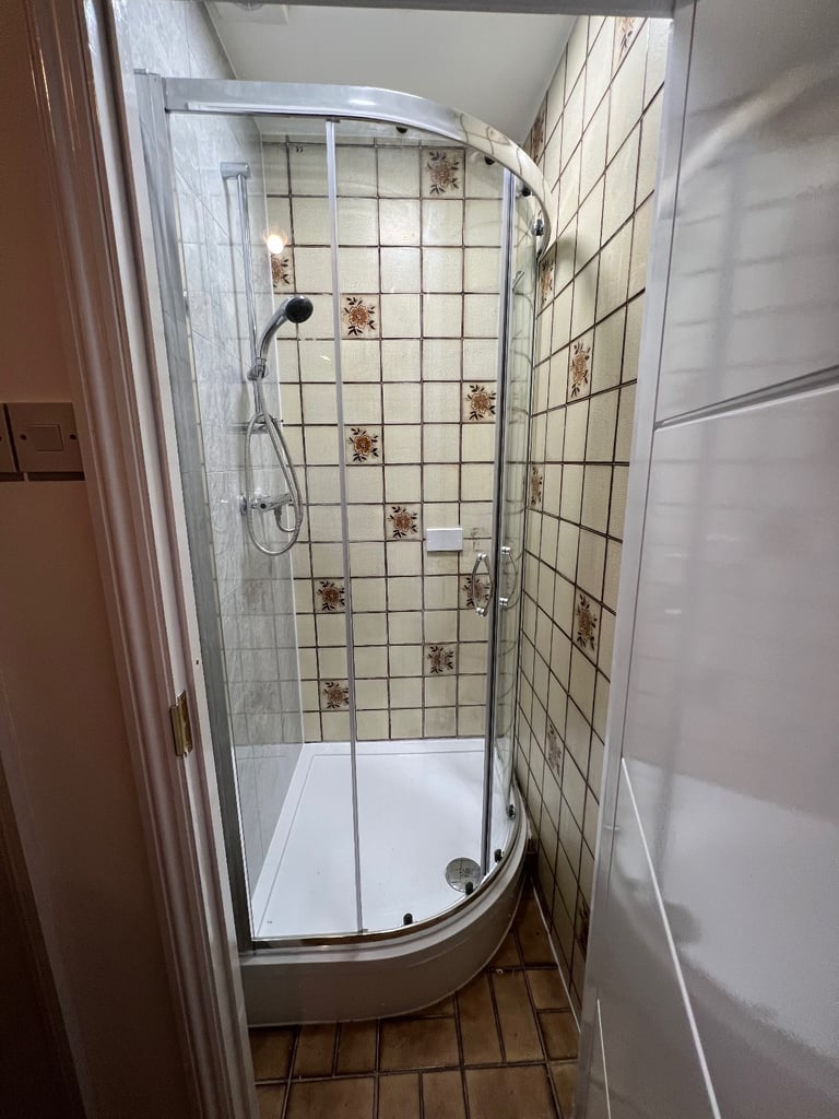 1 A double room - An Excellent Large Bright Double bedroom - 3mins to the train station for £150p/w