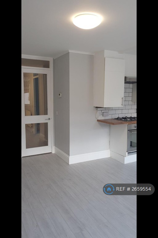 1 bedroom flat in Reginald Road, London, SE8 (1 bed) (#2659554)