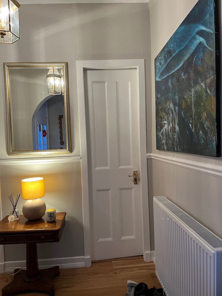 Bedsit/studio apartment in Currie, western suburb of Edinburgh. Totally private. 