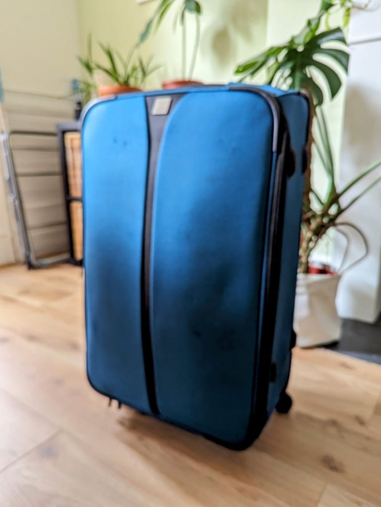 2x BIG TRAVELLING LUGGAGES/SUITCASES