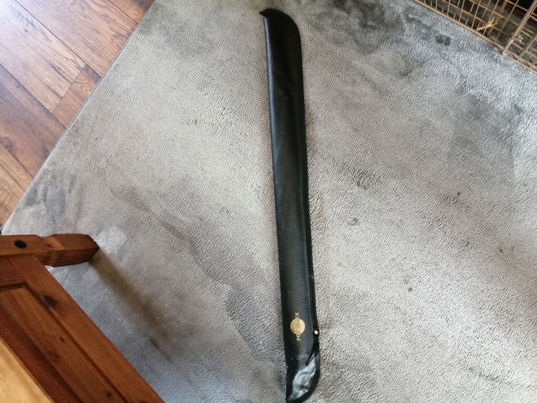 Pot black snooker cue £15