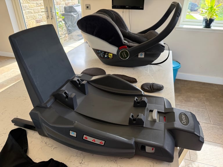Oyster Carapace car seat and isofix base