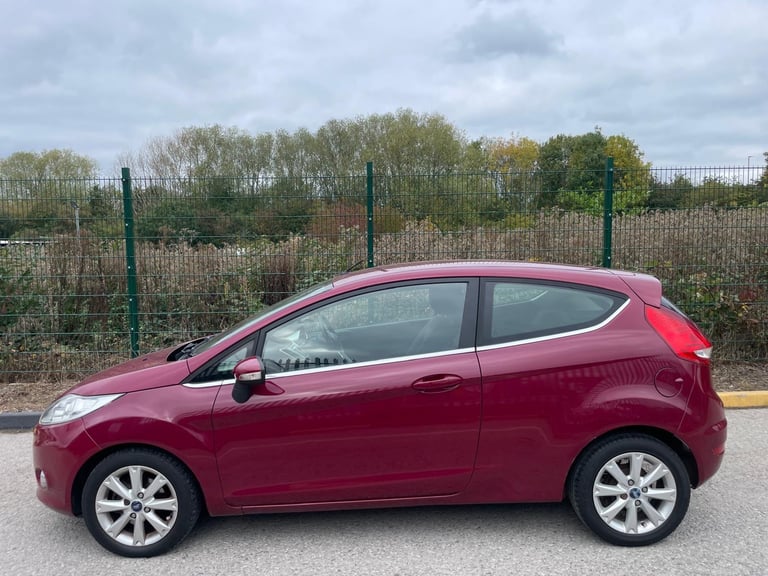 FORD FIESTA 1.2 ZETEC 09 REG MAGENTA RED 3 DOOR MOT 12 MONTHS MOT  INSURANCE 48+MPG