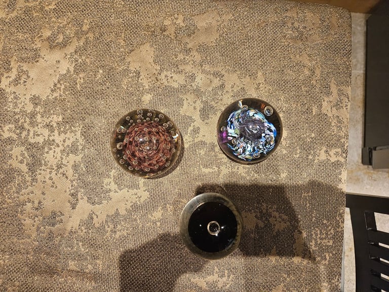 3x paperweights made out of glass