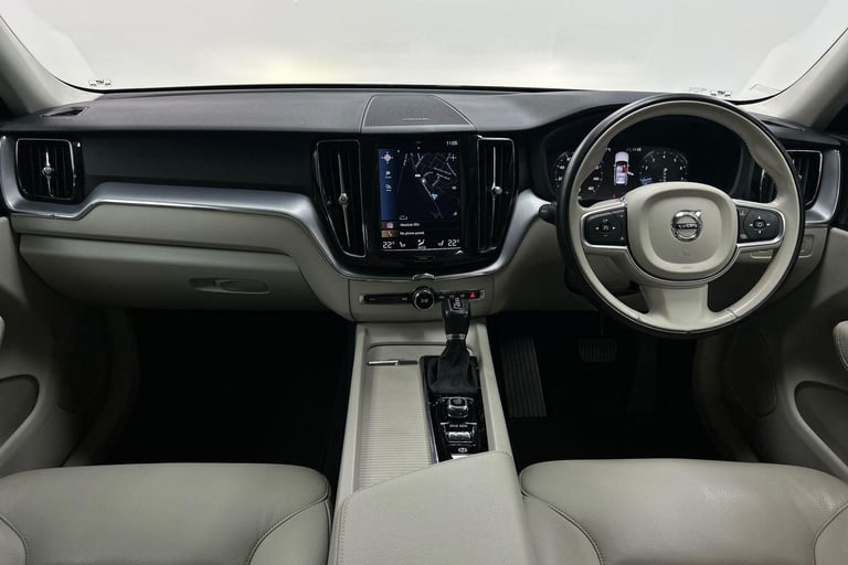 Volvo XC60 2.0 T5 Momentum Pro Auto AWD Euro 6 (s/s) 5dr Petrol Automatic