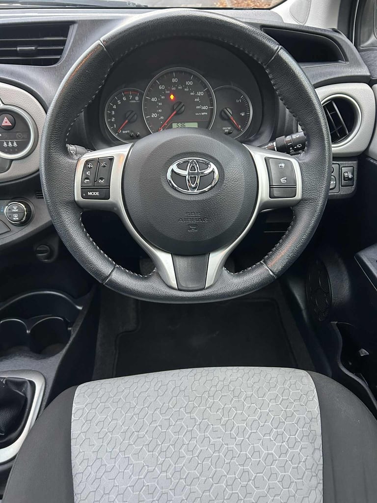 2011 Toyota Yaris 1.33 VVT-i T Spirit 5dr-10 service stamps HATCHBACK Petrol Manual