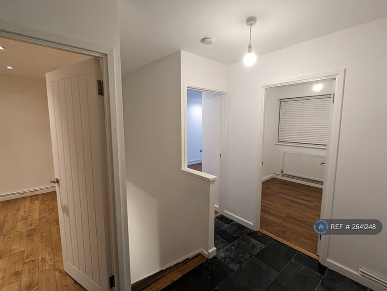 3 bedroom flat in Kelyway House, London, SW2 (3 bed) (#2641248)