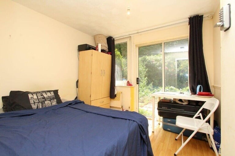 MOVE IN TODAY - cheap room in King George V 0 deposit scheme 