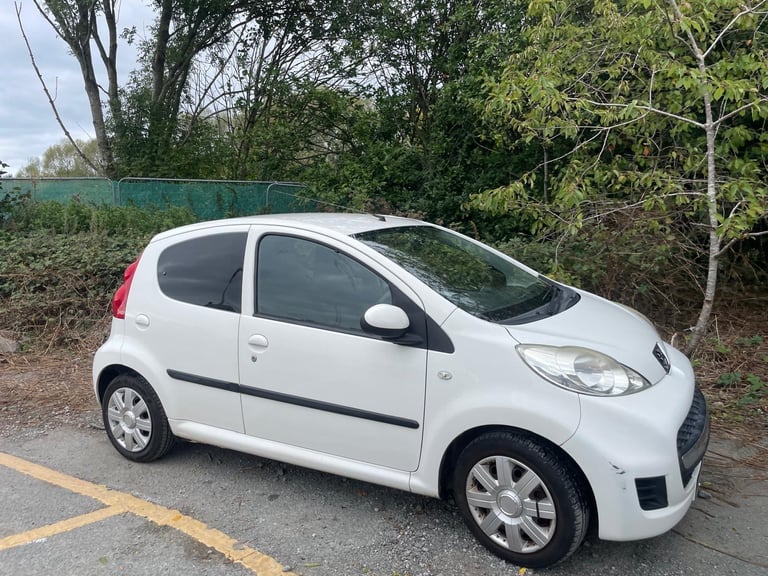 PEUGEOT 107 1.0 ENVY 60 REG WHITE 5 DOOR MOT FEBRUARY 2026 TAX £20 LOW INSURANCE 60+MPG