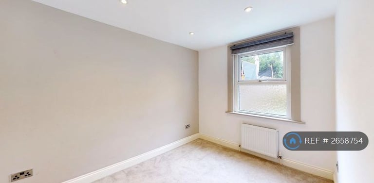 3 bedroom flat in Crystal Palace, London, SE19 (3 bed) (#2658754)