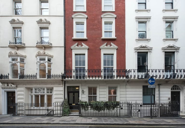 *Mayfair* Private Serviced Offices: Units for 2 to 50 desks to rent W1J