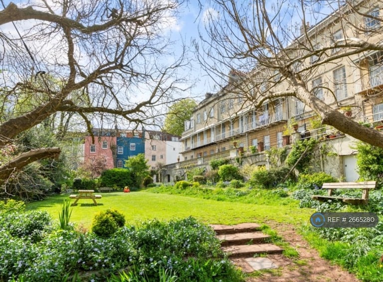 2 bedroom flat in Cornwallis Crescent, Bristol, BS8 (2 bed) (#2665280)
