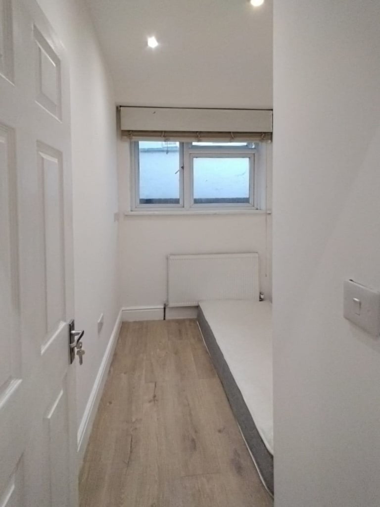 DSS GR FL2 BEDROOM GARDEN FLAT10MIN BUS WIMBLEDON10MIN WALK RAYNES PARK ONLY FOR PARENTS+CHILDREN