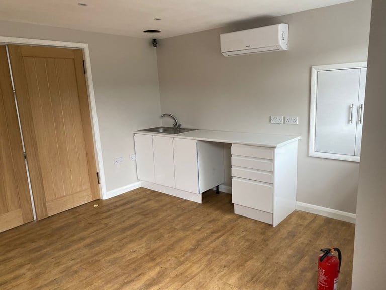 Elegant 50m2 workshop/commercial unit in discreet park just off A3 Ripley 