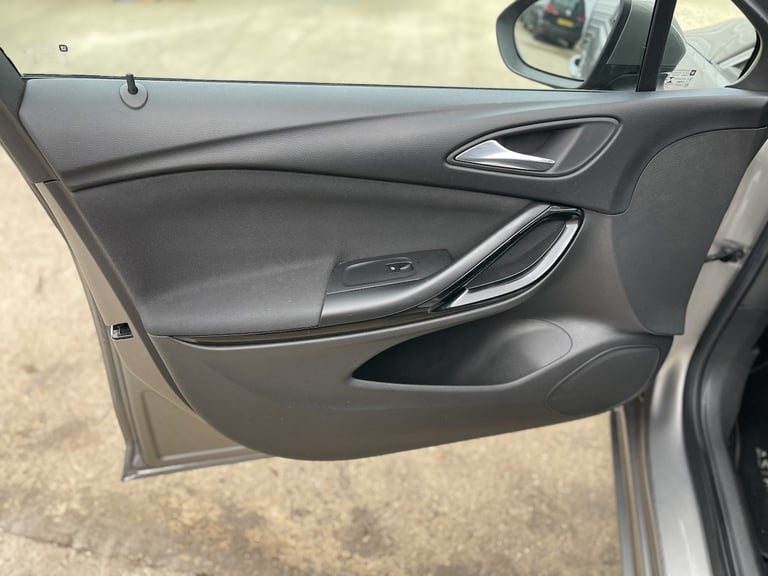 VAUXHALL ASTRA 1.4 i SRi 2017