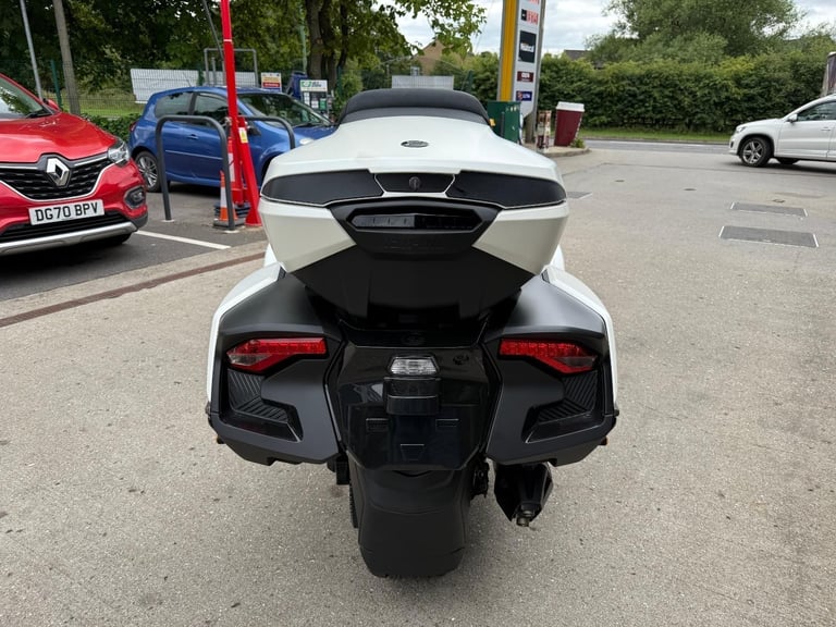2025 Can-Am Spyder RT Sea to Sky1330cc 6 speed semi auto trike White