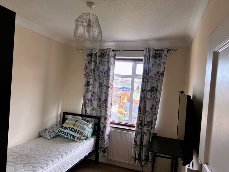 Spacious Room to Rent in Dartford – Close to High Street & Station