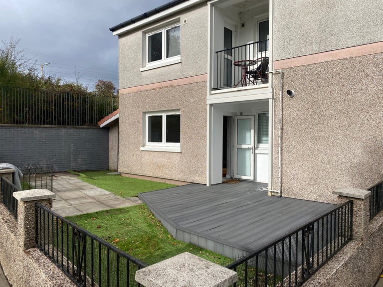 2 bedroom apartment with own garden G53 area 