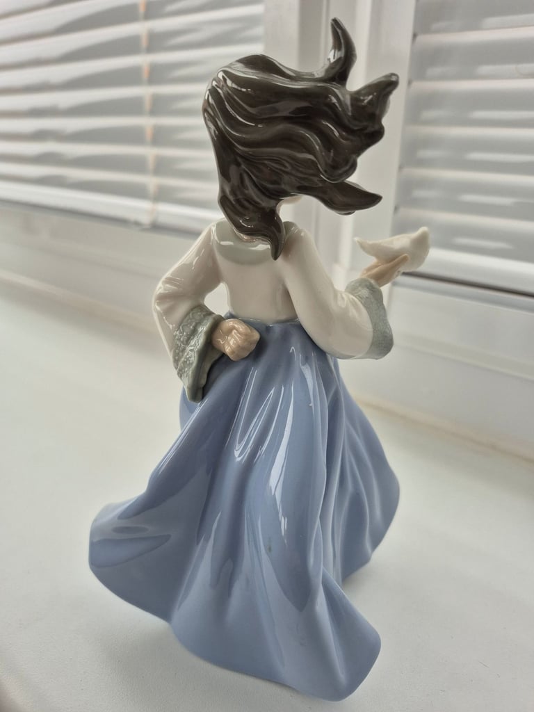 Nao by Lladro Figurine (Number 1088) 